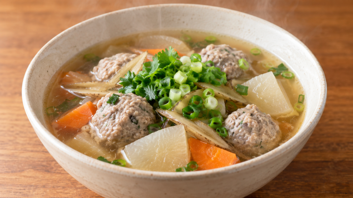 イワシのつみれと大根、にんじん、ごぼう、青ねぎを入れたつみれ汁の料理写真
