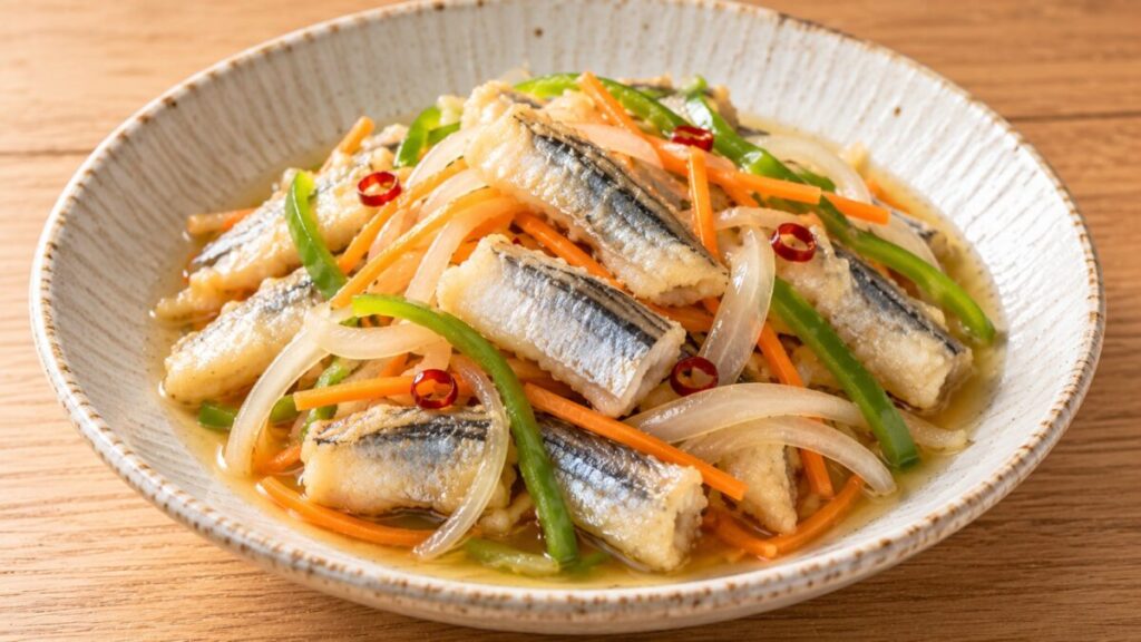 揚げたサヨリを玉ねぎ、にんじん、ピーマン、赤唐辛子と甘酢に漬けた南蛮漬けの料理写真